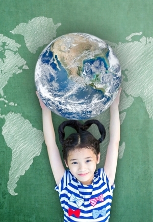 Kind hält die Erde im Arm